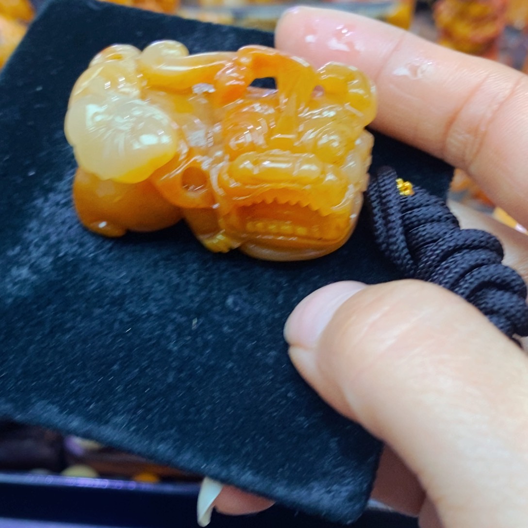 未镶嵌石英质玉（黄龙玉）项链