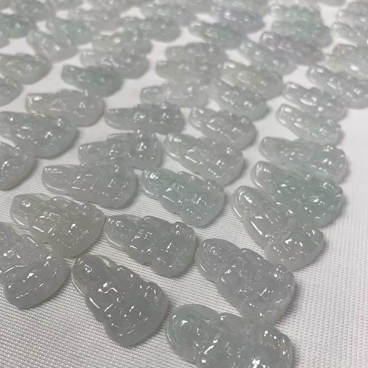 缅甸天然A货翡翠白冰雕刻小小精致小观音时尚玉坠-多样性发其一