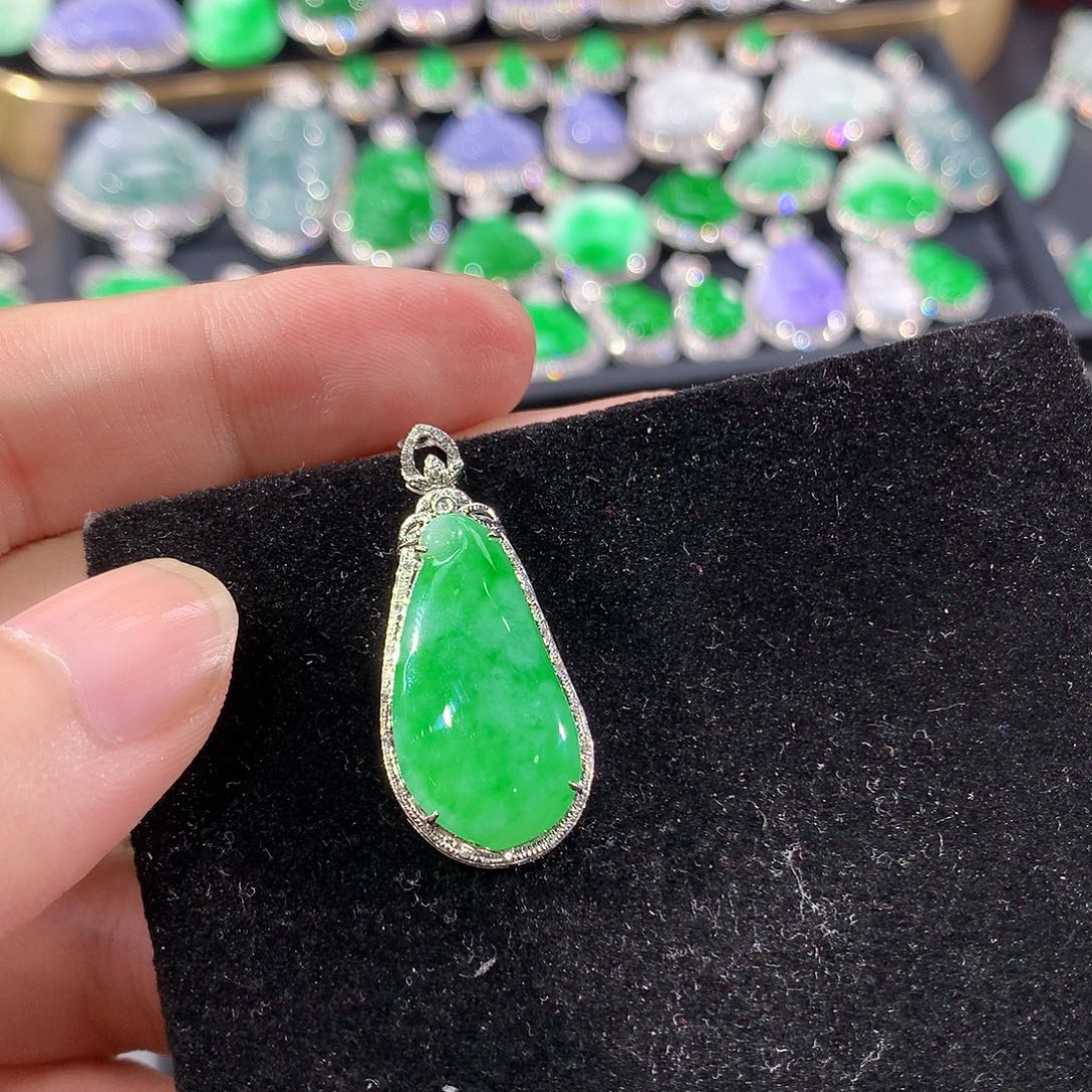 翡翠18K金镶嵌颈饰