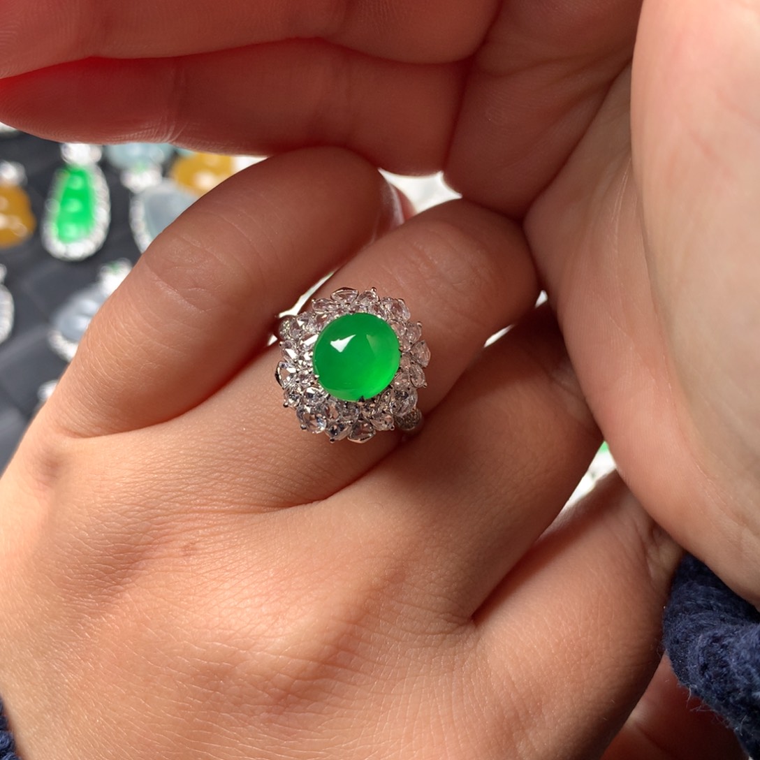 颈饰18K金镶嵌翡翠大*绿蛋戒指