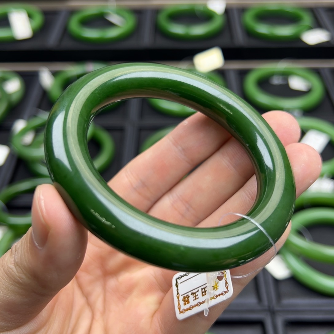 和田玉（碧玉）未镶嵌手镯