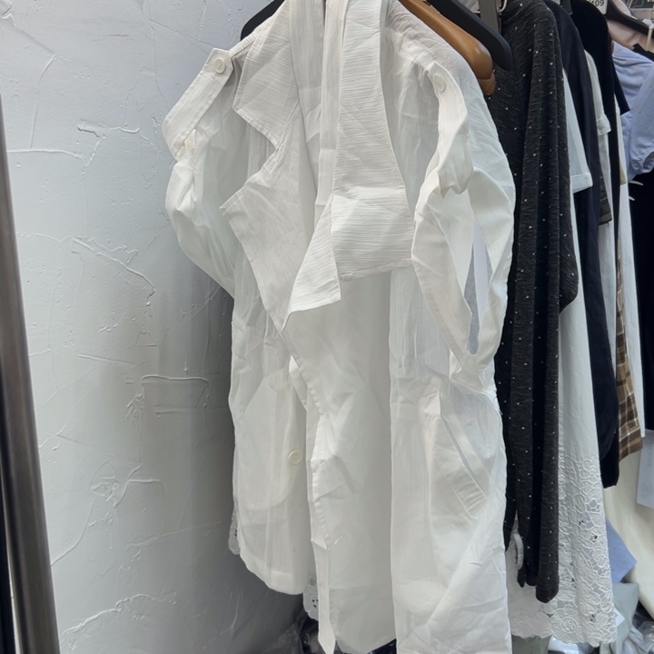 LIMCIAO 配腰带白色背心