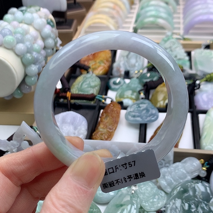 翡翠手镯未镶嵌吊坠