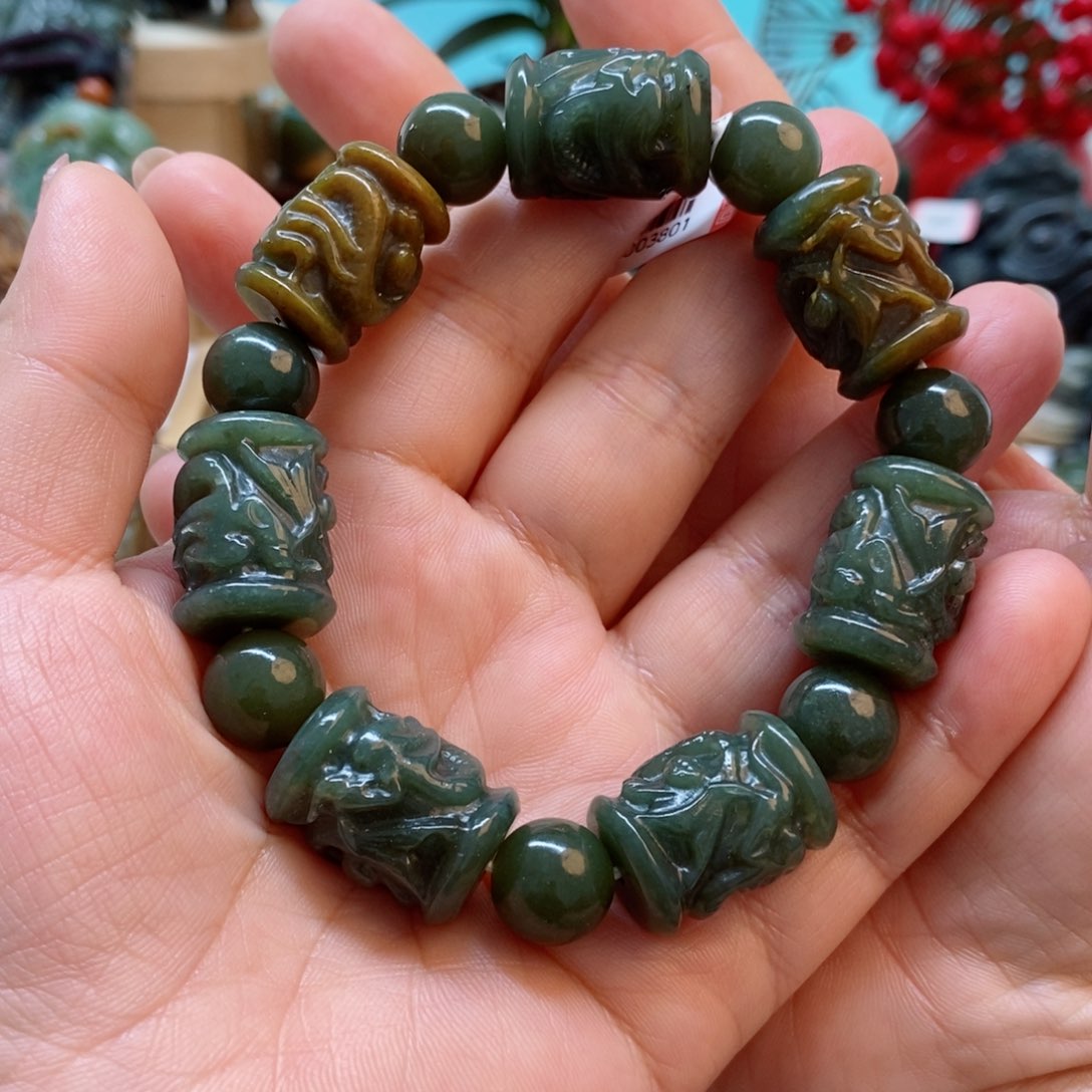 透闪石质玉手串未镶嵌老****）