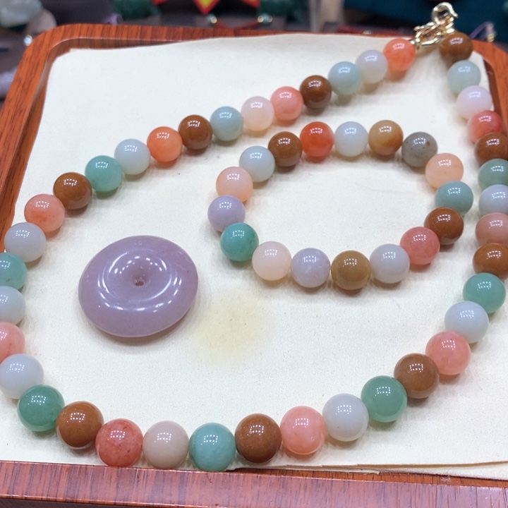 石英质玉颈饰足铂镶嵌