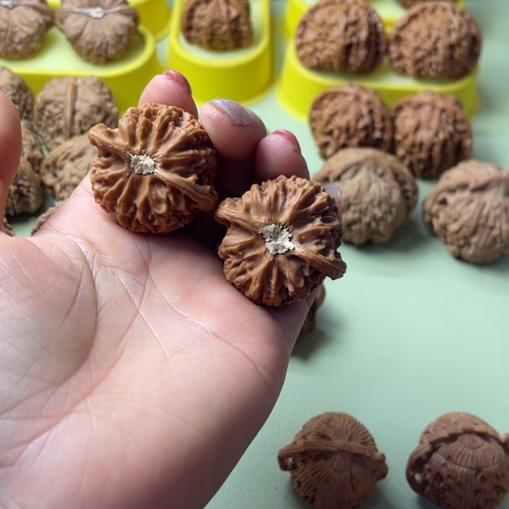 钢***子手把件原树核桃把把壶