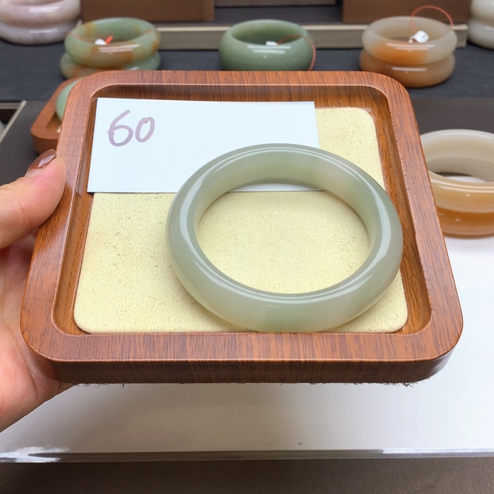 未镶嵌手镯石英质玉