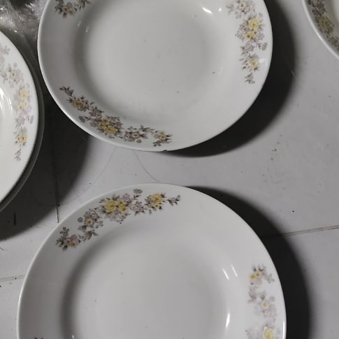 瓷片瓷器，各种摆件，瓷片，均有瑕疵。