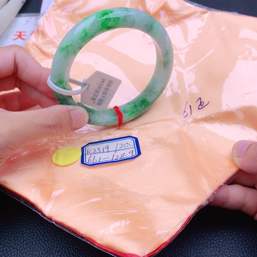 翡翠手镯未镶嵌翡翠