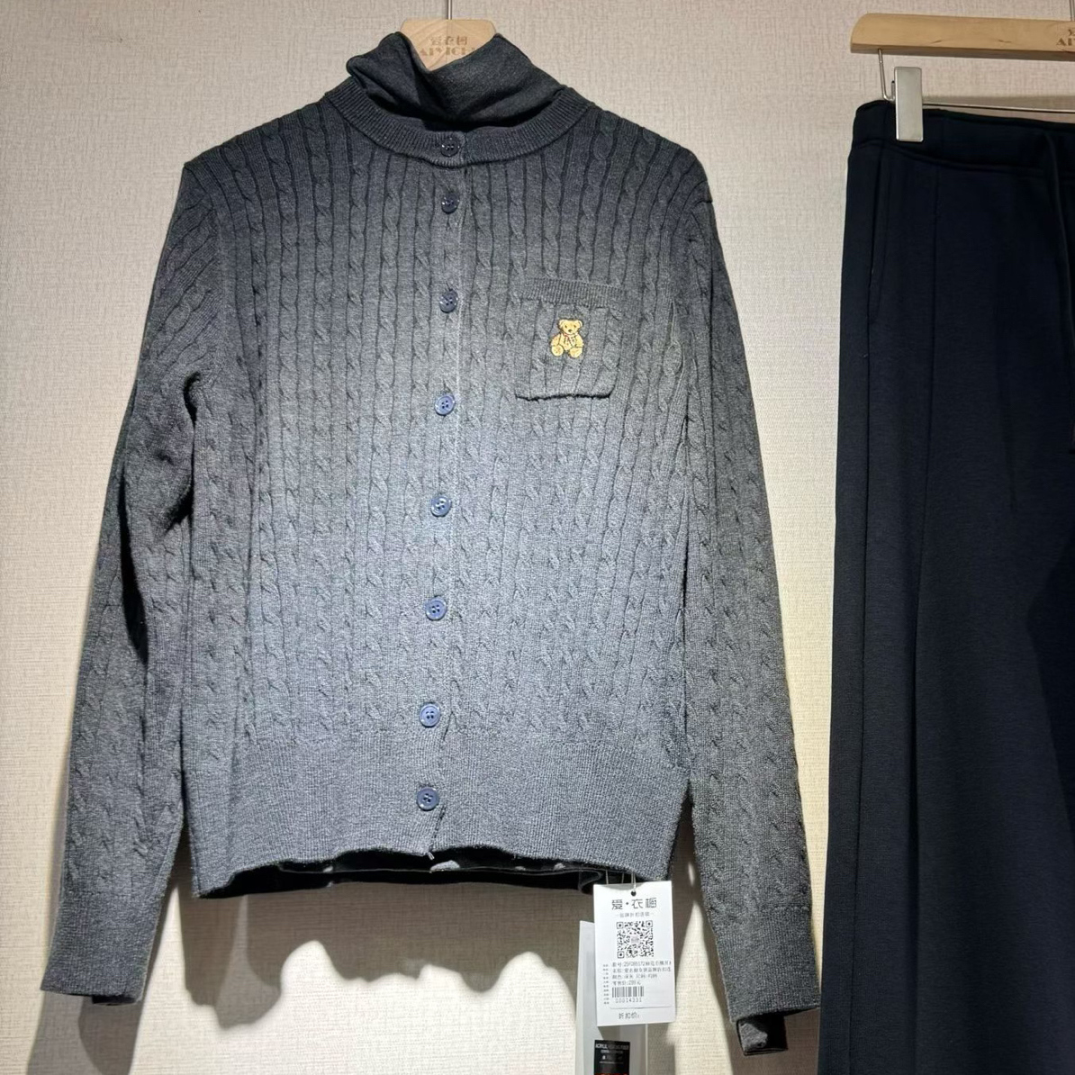 ［爱衣橱女装］慵懒宽松长袖轻奢刺绣包袖学院风毛针织衫灰黑色