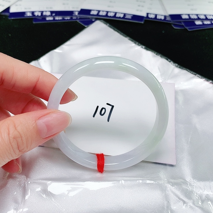 翡翠手镯未镶嵌翡翠手镯未镶嵌