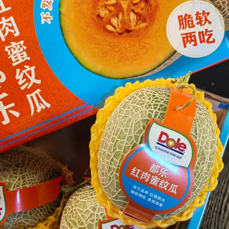 都乐红肉网纹瓜，吃起来非常爽口。而且，它的口感非常细腻，果肉柔软，几乎没有纤维，让你一口接一口，停不下来