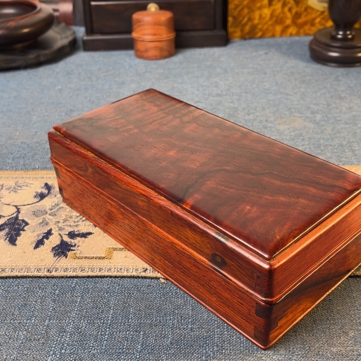 贡木仁***品红酸枝手捧盒瑕疵