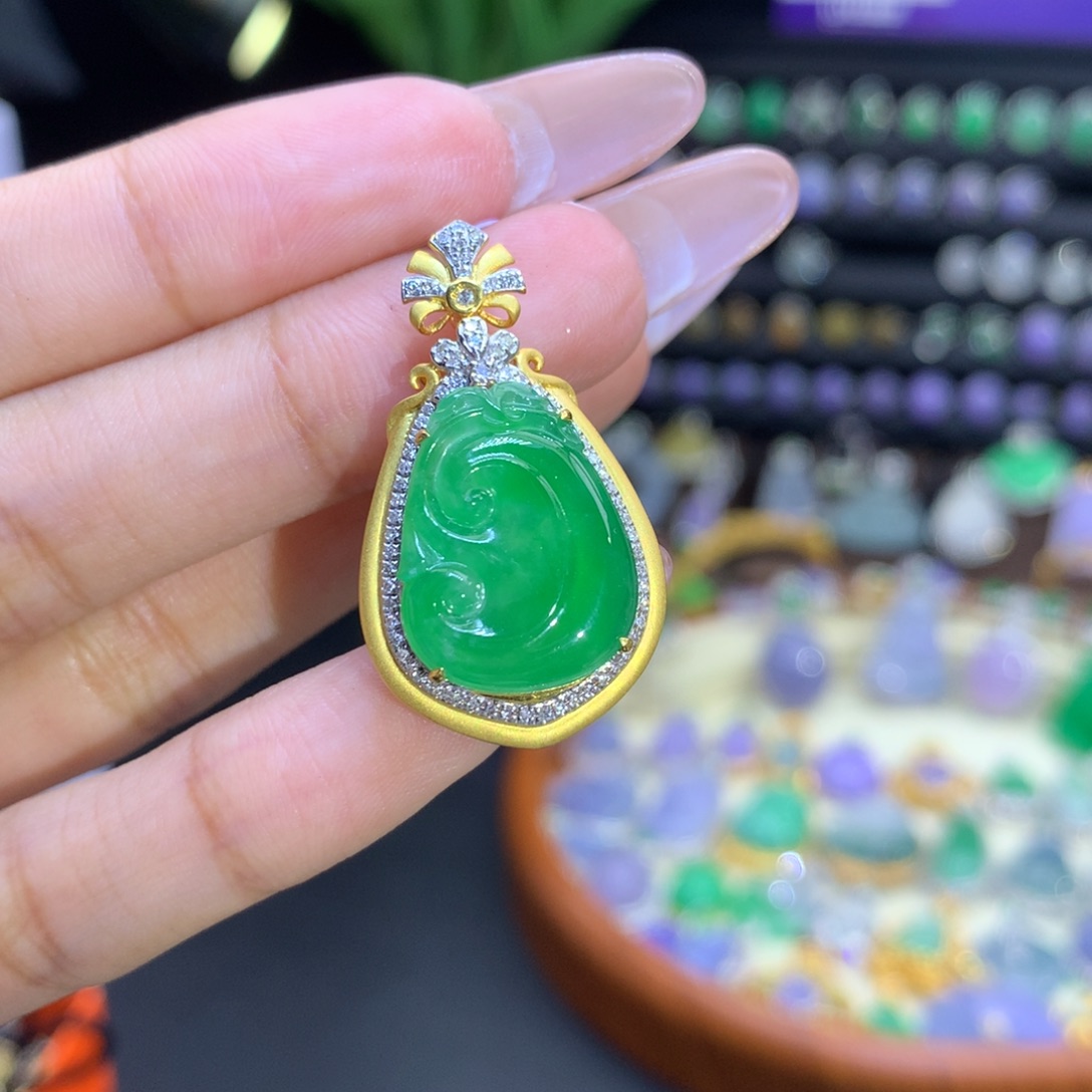 翡翠18K金镶嵌颈饰