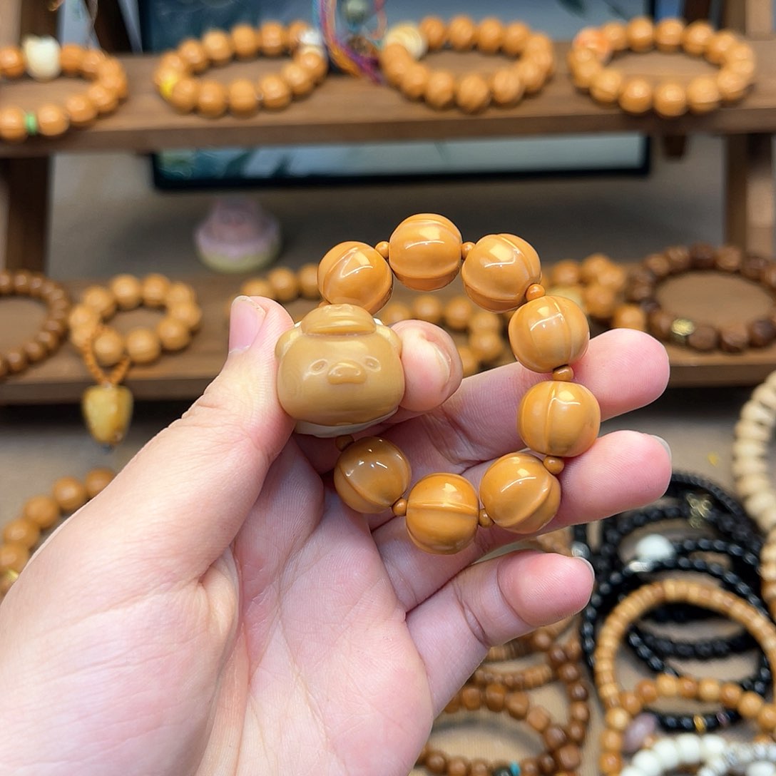 猴头核桃吊坠a*娟手捻搭配小猪