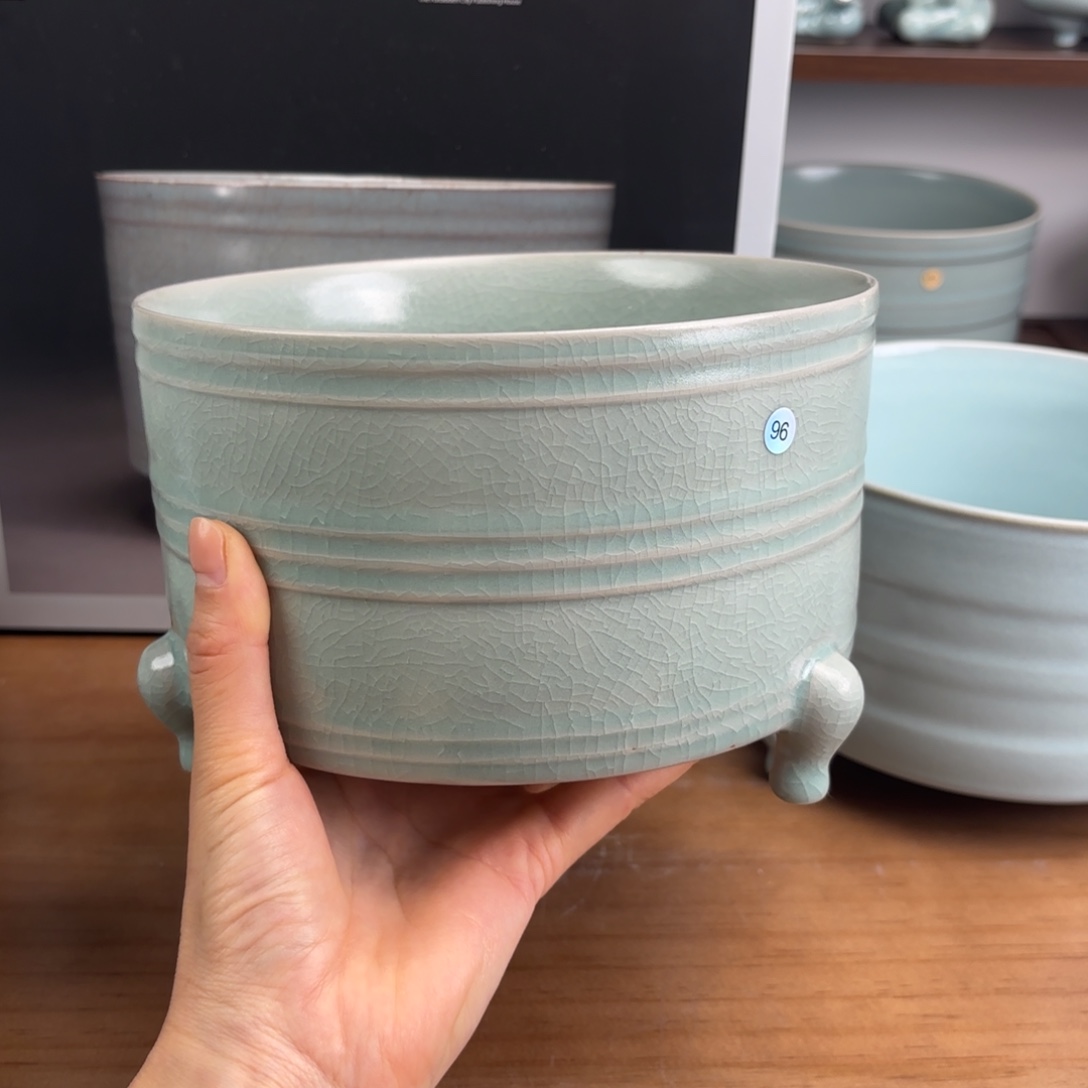 编号96仿古釉大号三足尊不退不换