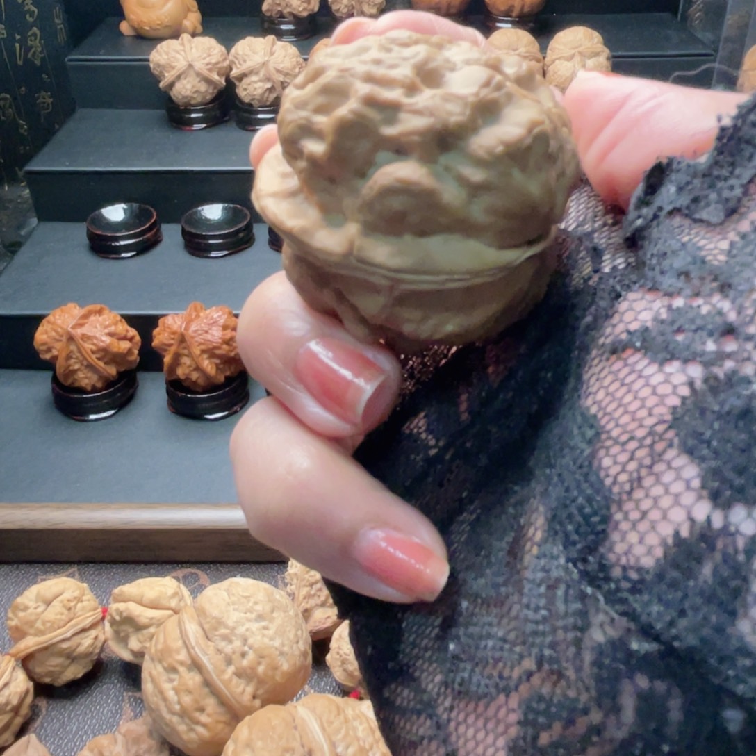 芥***末文玩核桃吊坠福疙瘩哦包…………