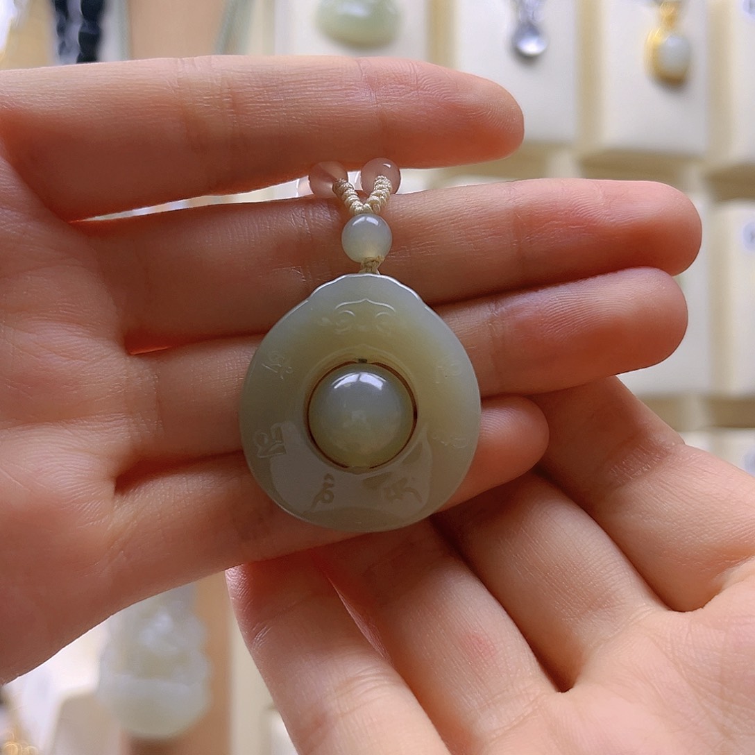 杨***哈和田玉未镶嵌吊坠(赠链)