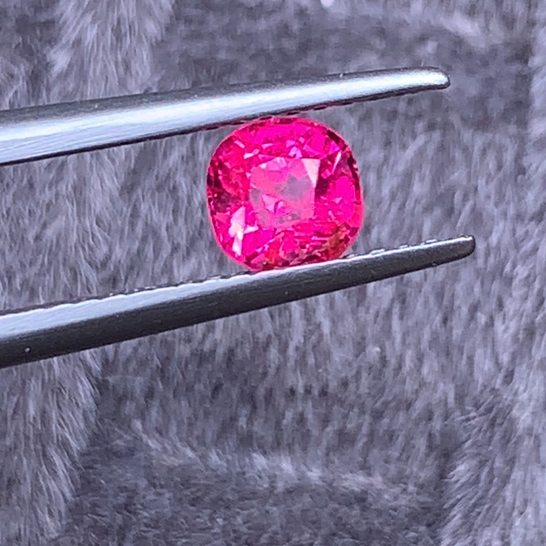 尖晶石裸石缅甸慢新超级绝地，武士0.69克拉