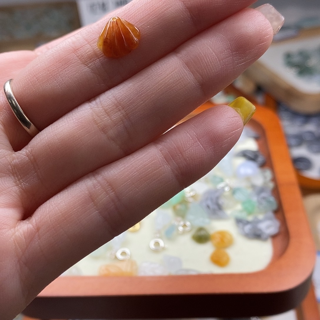 翡翠颈饰未镶嵌?**?提溜