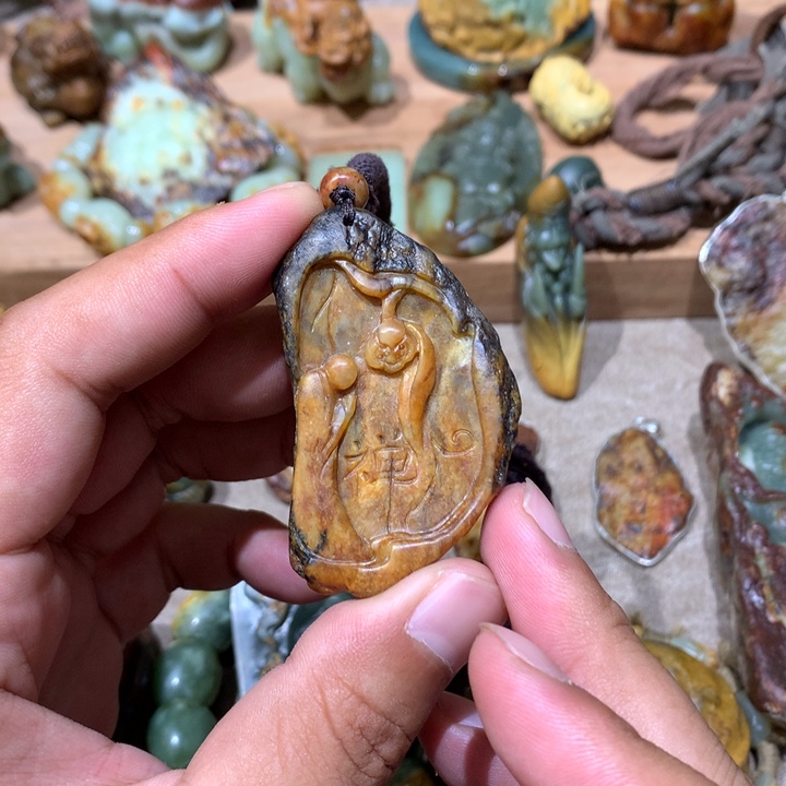 未镶嵌岫岩河磨玉（透闪石质玉）把件