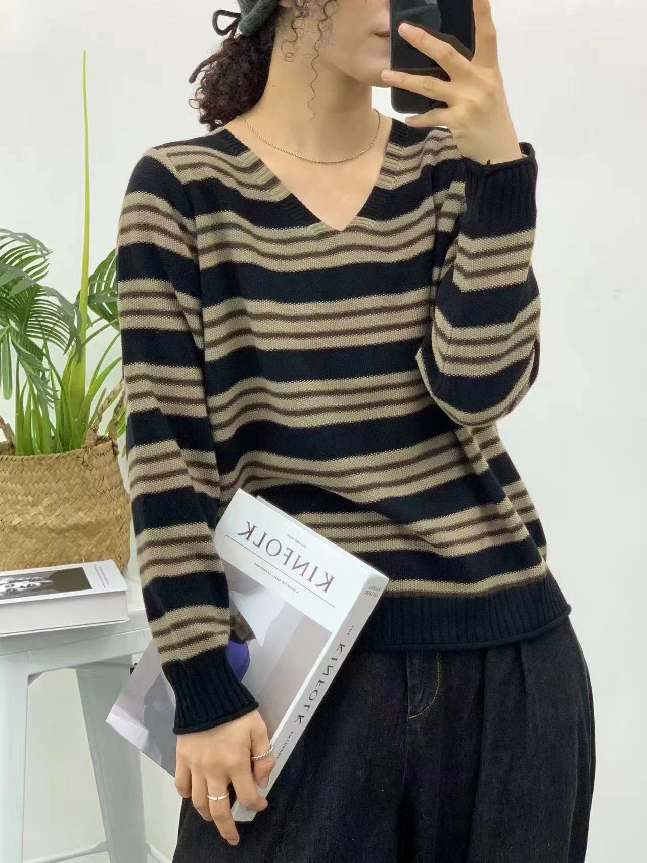 条纹V领针织衫秋季新款时尚韩版洋气减龄显瘦棉线色织长袖毛衫