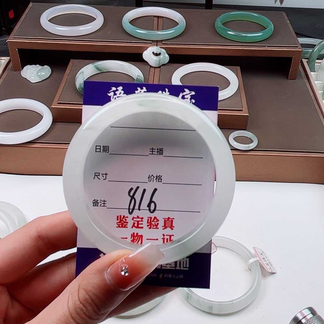 石英质玉手镯未镶嵌?