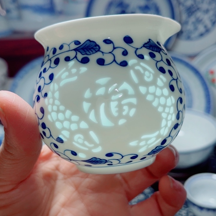 青花玲珑双鱼福字公道杯