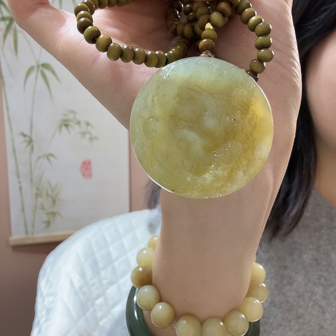 蛇纹石玉未镶嵌颈饰