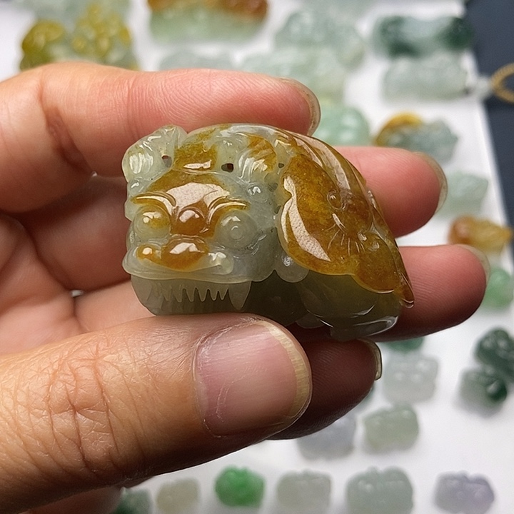 我***翡翠未镶嵌颈饰口含珠