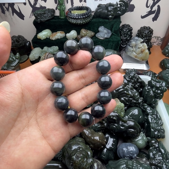 和田玉未镶嵌把件