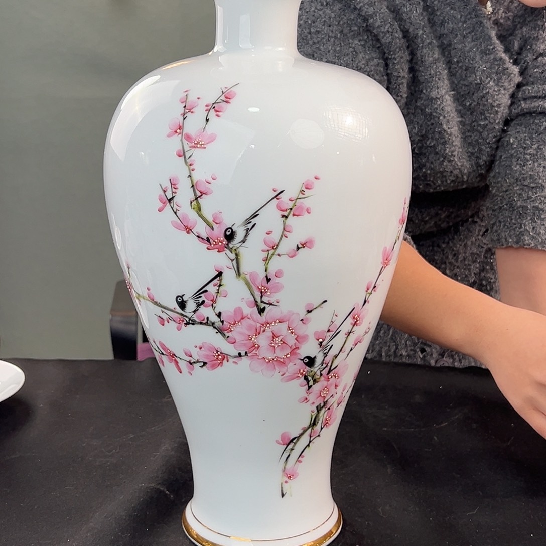釉上喜上眉梢梅瓶