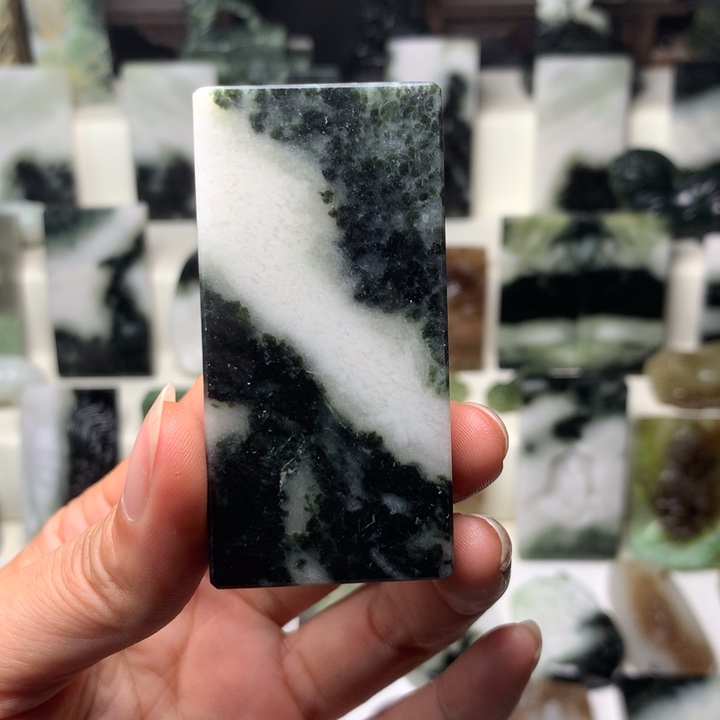 L***n独山玉未镶嵌颈饰