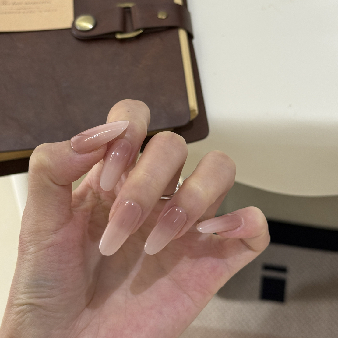 039花雾纯手工穿戴甲设计感裸色渐变时尚显白美甲ins流行