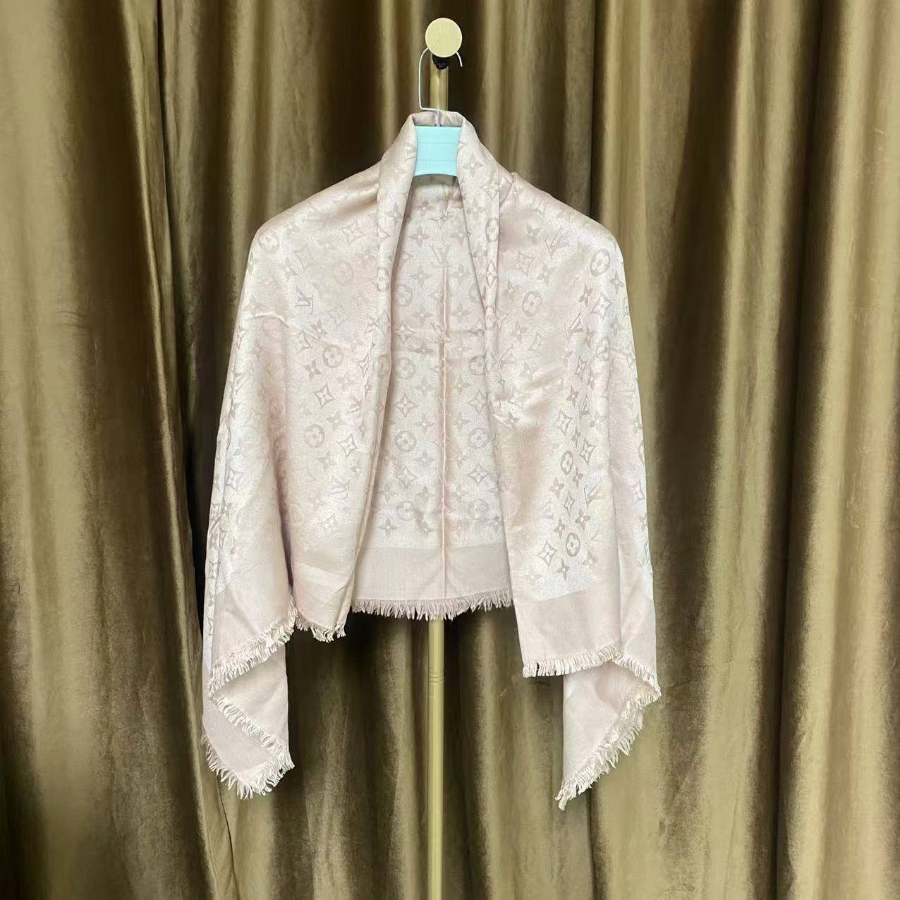 95新 LouisVuitton/路易威登 路易威登粉色印花围巾/629098171