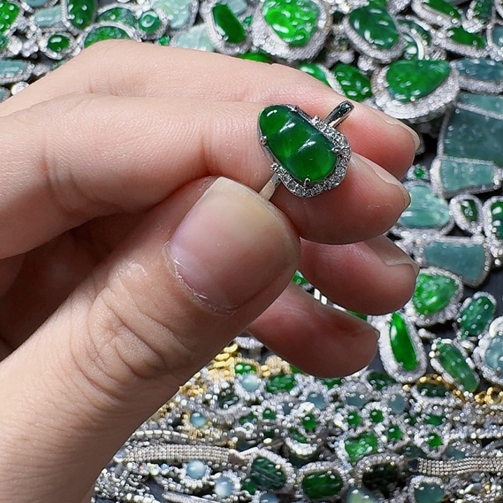 翡翠颈饰未镶嵌天然A货翡翠放漏