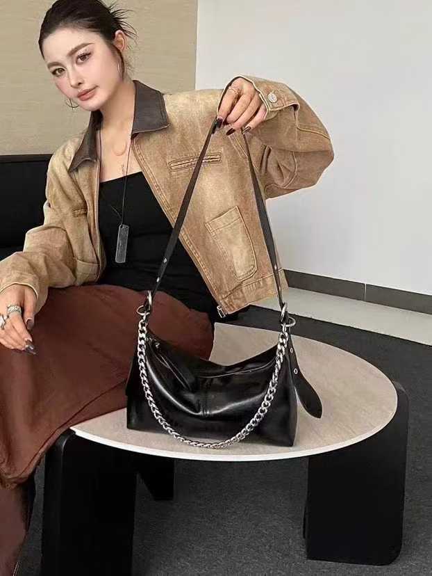 休闲耐磨质感斜挎软包25905