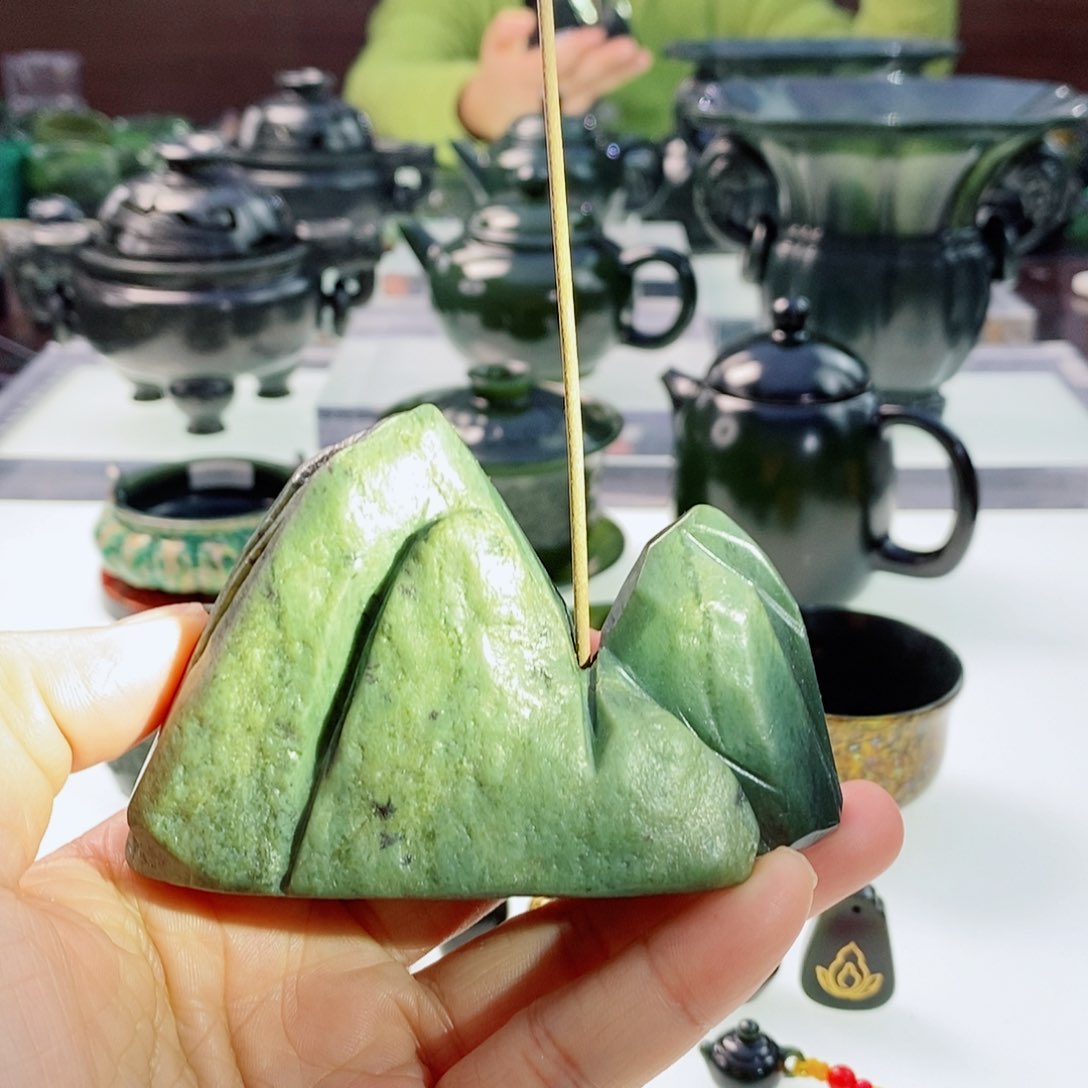 和田玉（青玉）摆件未镶嵌微瑕裂