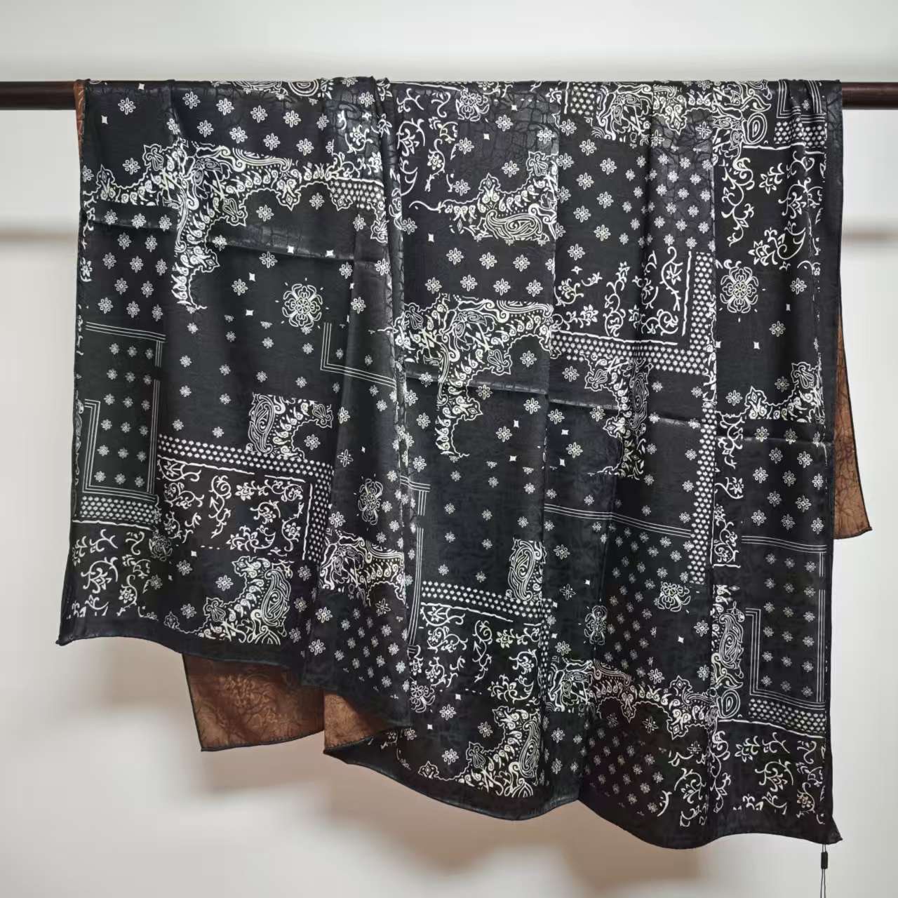 a30香云花萝140*140黑色百搭常规森系气质丝巾