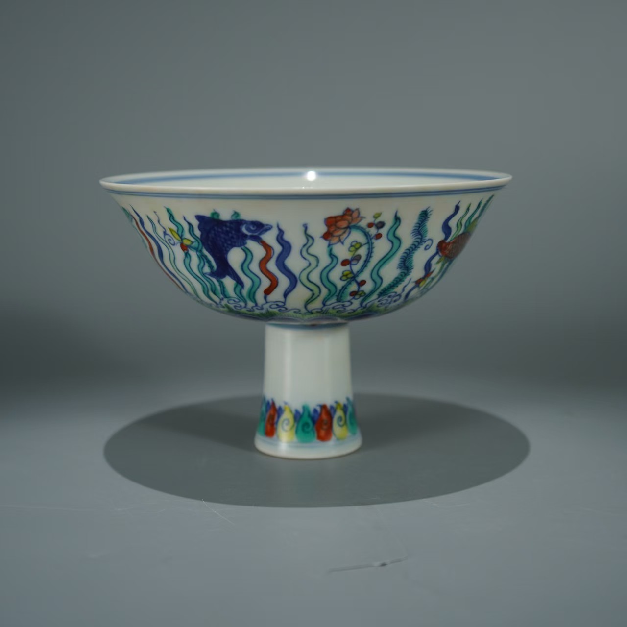 11306斗彩鱼藻纹高足碗