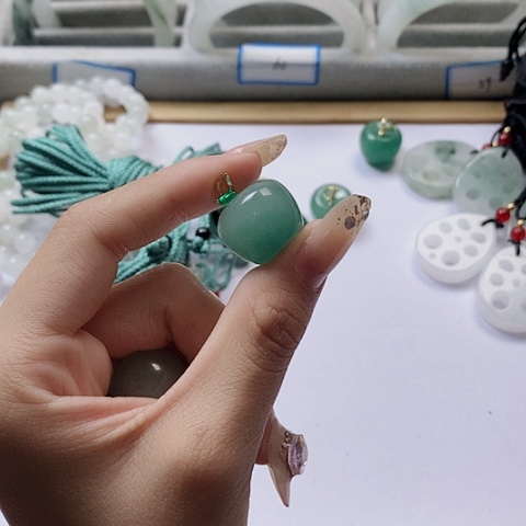 石英质玉未镶嵌颈饰