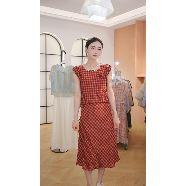 L9112  2025年夏季新款时尚气质显白上衣小衫+中长款半身裙