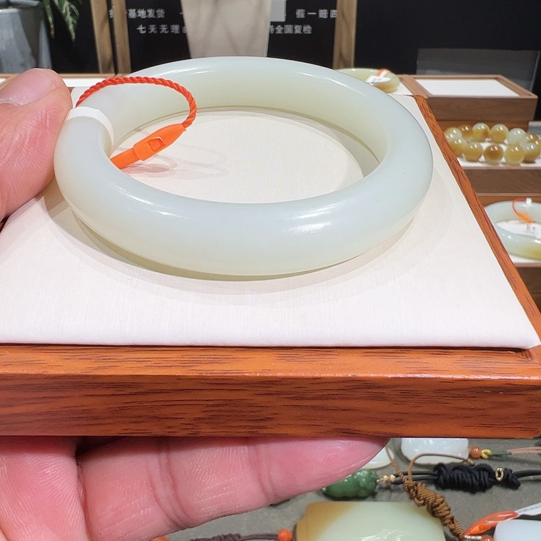 和田玉手镯未镶嵌