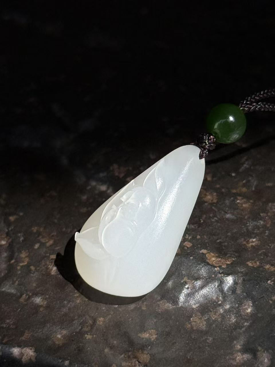 新疆和田白玉独籽浮雕荷花苏州名家作品