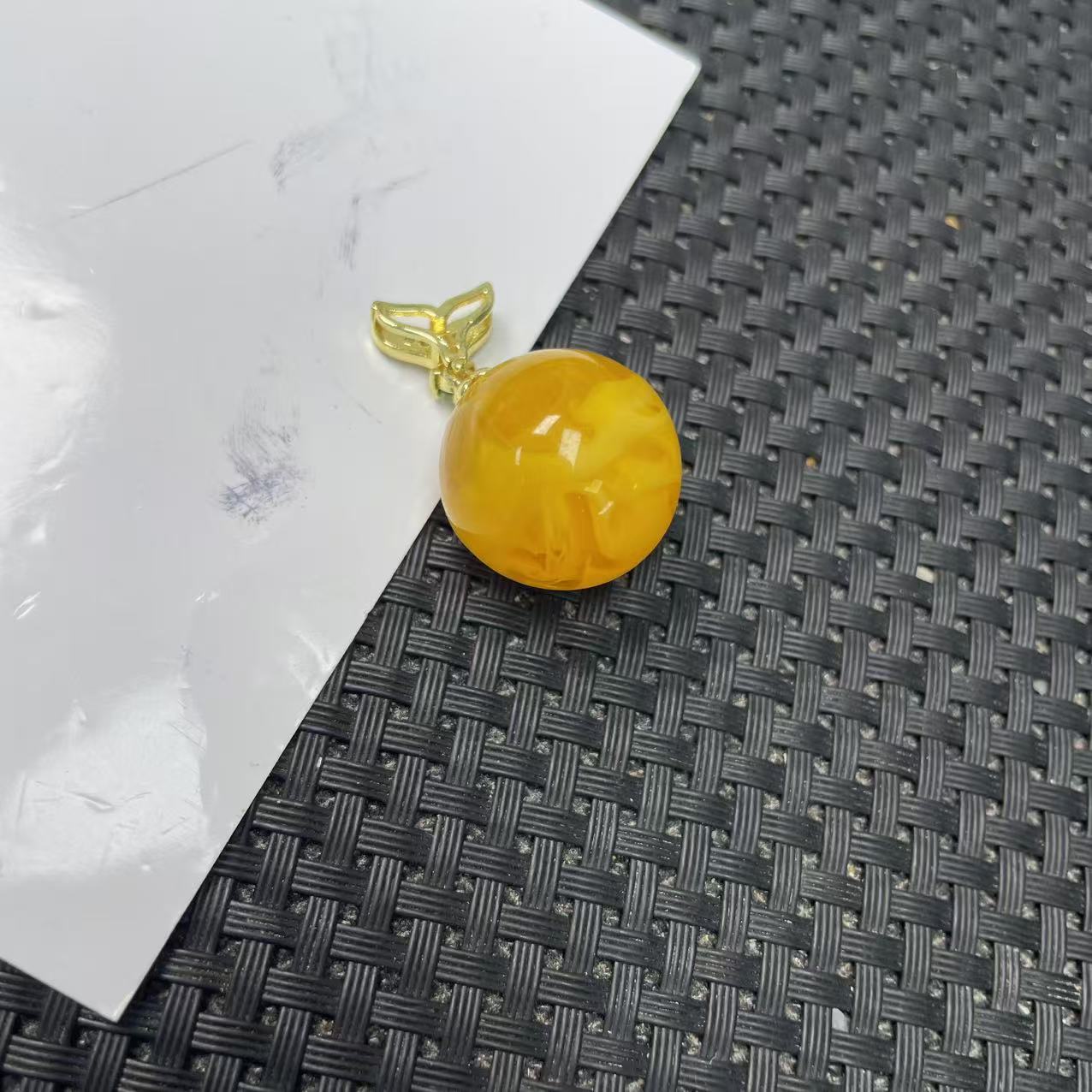 黄白花圆吊坠-12WQ1364