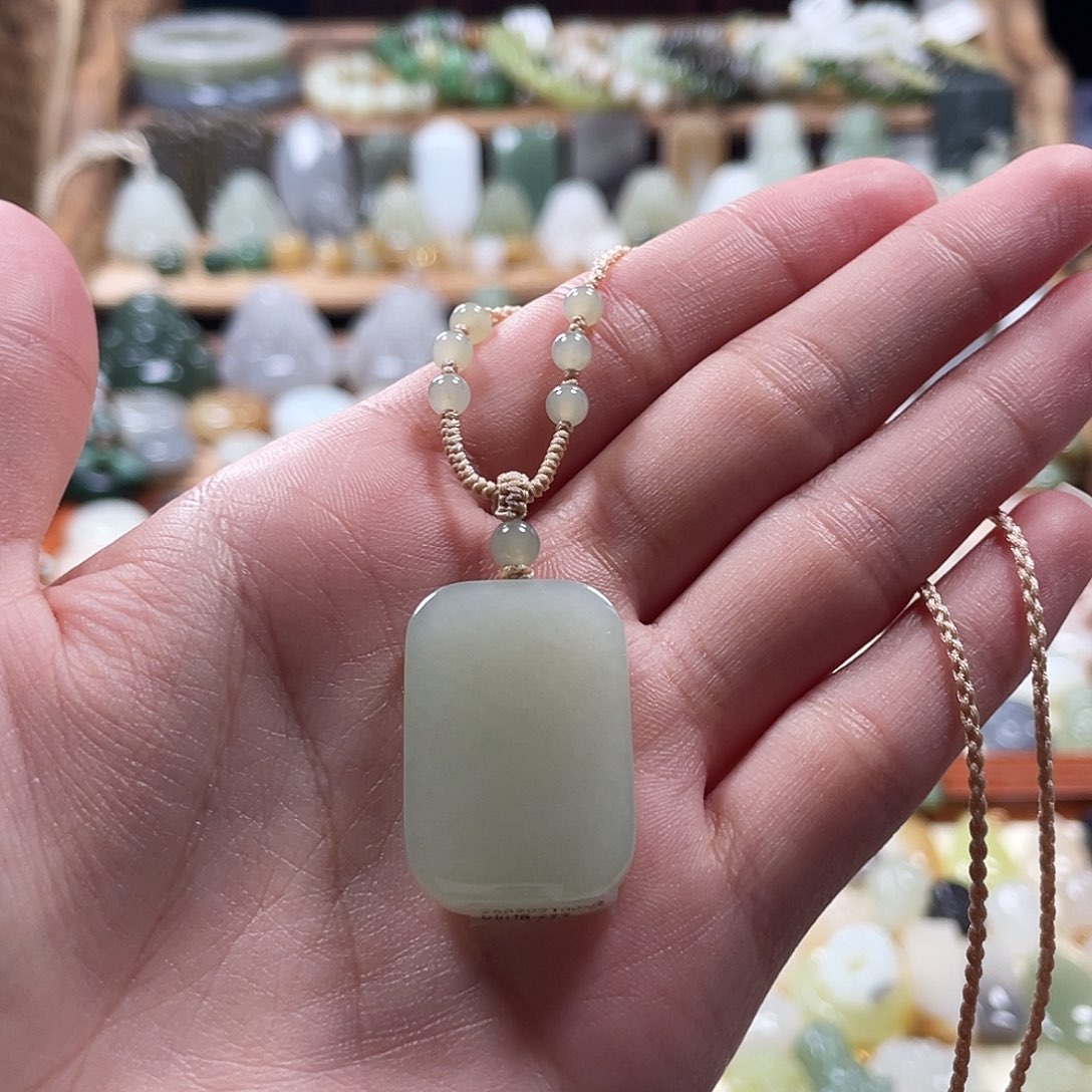 和田玉未镶嵌吊坠(赠链)