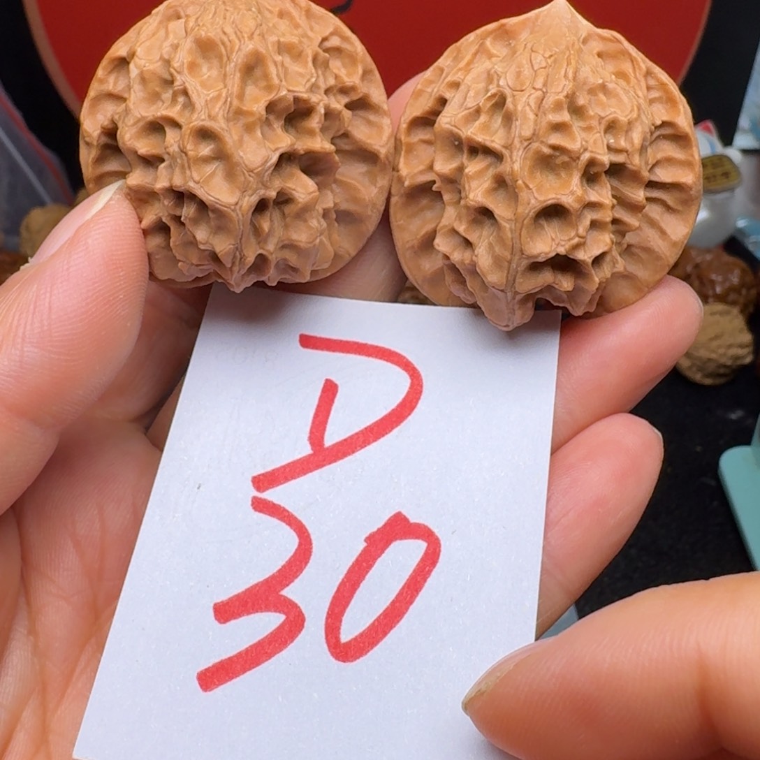 文玩核桃把件野狼玲珑39