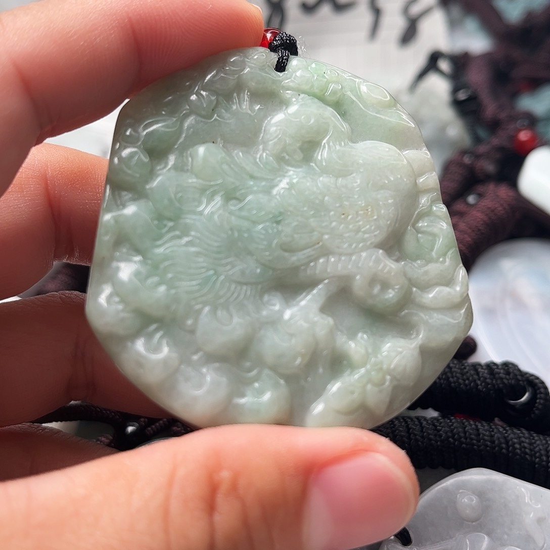 翡翠吊坠(赠链)未镶嵌