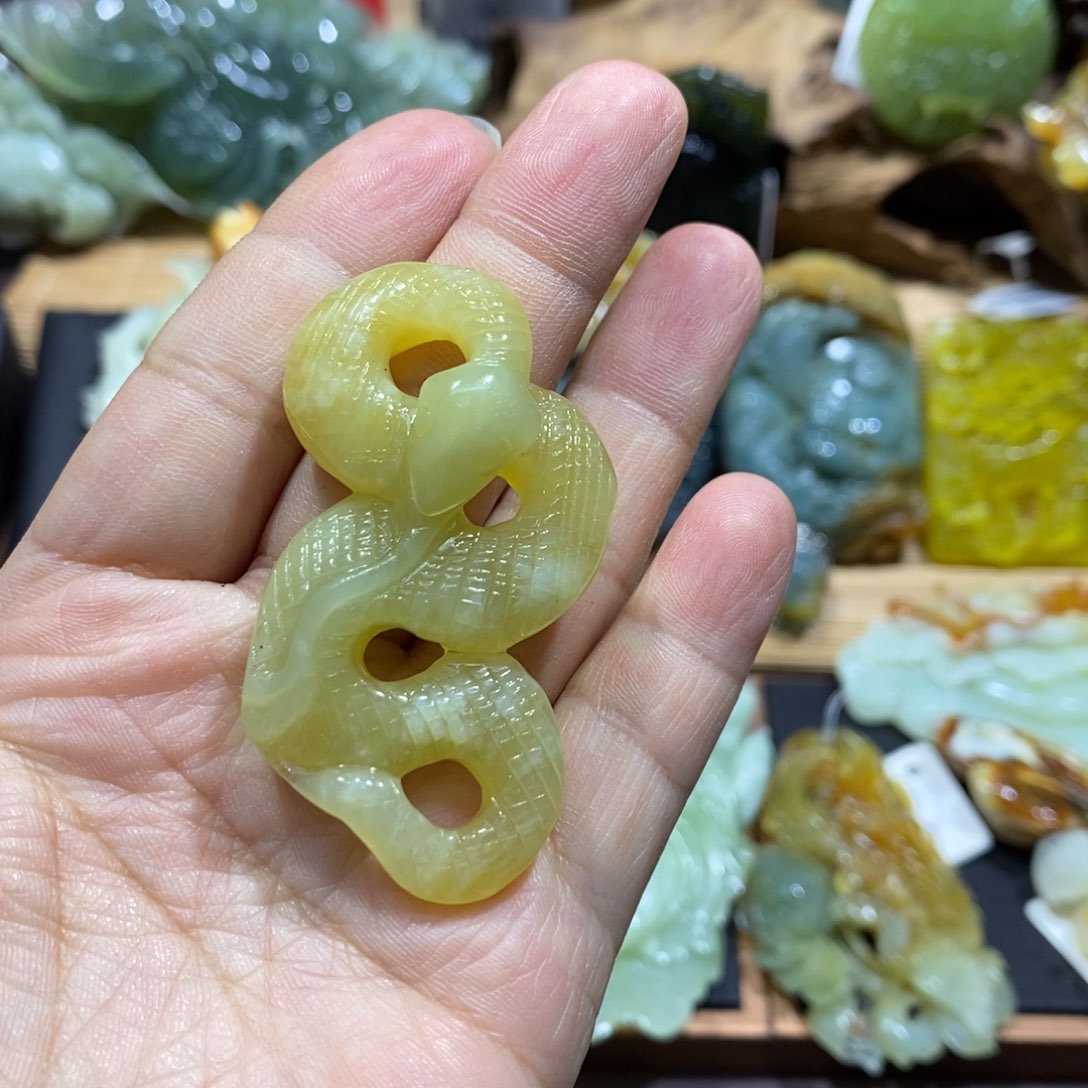 蛇纹石玉颈饰未镶嵌