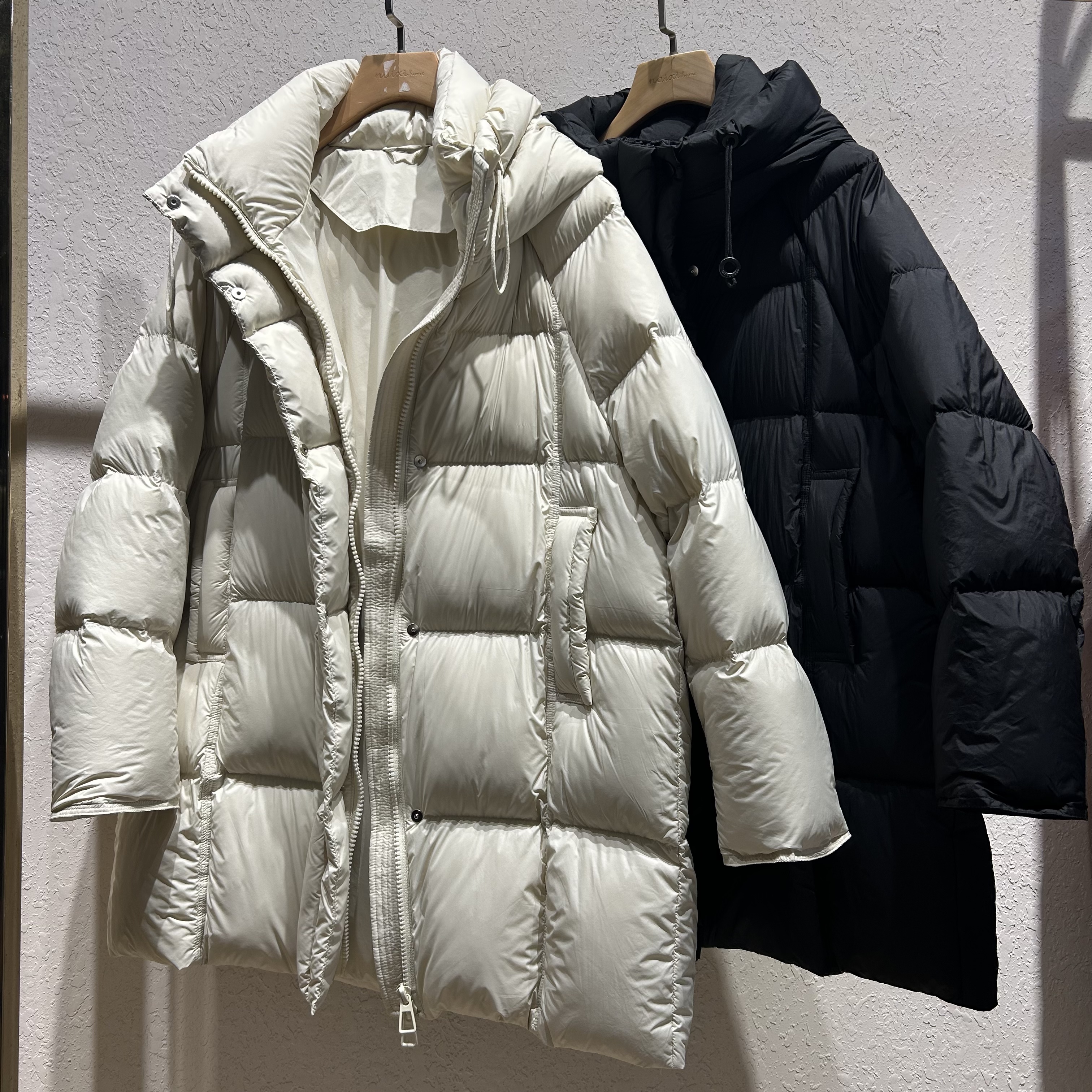 8365女士连帽防泼水云感泡芙白鸭绒短款加厚保暖冬款外套